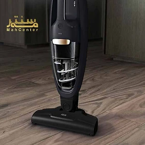 جاروشارژی آاگ QX6-1-42GG در حال نظافت کف خانه