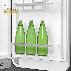 نمای داخلی درب یخچال حاوی شیشه های نوشیدنی