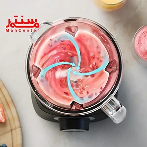 از بالا داخل پارچ فیلیپس 3033 مشخص است، در آن باز است و اسموتی صورتی رنگ در حال میکس شدن است.