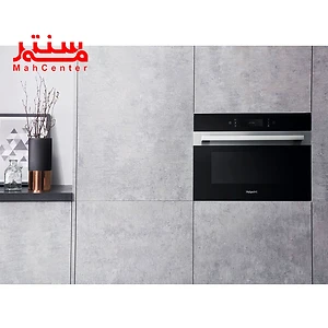فر مایکروویو آریستون 996 که به صورت توکار است و داخل کابیت طوسی رنگ کار شده است.