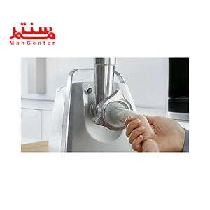 دستی درحال گرفتن گوشت سوسیس  از  چرخ گوشت بوش مدل mfw-45020