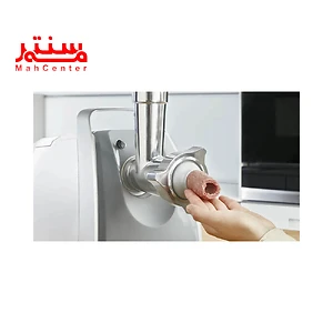 دستی درحال گرفتن گوشت از  چرخ گوشت بوش مدل mfw-45020